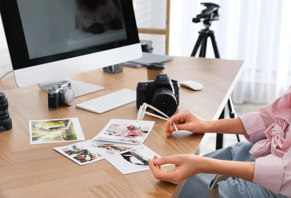 Fotógrafo profesional trabajando en la mesa en la oficina, primer plano — Foto de Stock