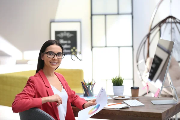 Vrouwelijke Ontwerper Werkt Aan Bureau Kantoor — Stockfoto