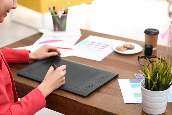 Diseñadora Femenina Trabajando Escritorio Oficina Primer Plano —  Fotos de Stock