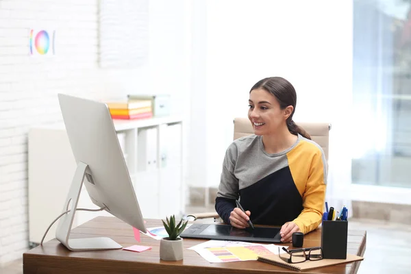 Vrouwelijke Ontwerper Werkt Aan Bureau Kantoor — Stockfoto