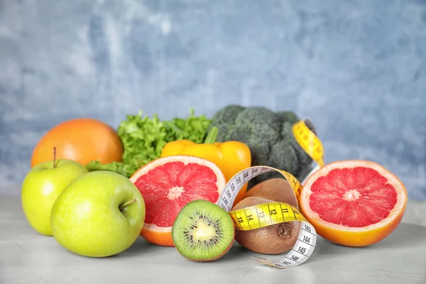Měřící Páska Zelenina Ovoce Stole Dietní Plán Odborníka Výživu — Stock fotografie