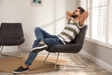 Genç adam evde dinleniyor. Huzur içinde yat.