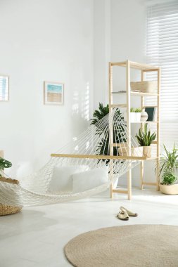 Şık odada rahat bir hamak. İç tasarım