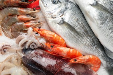 Taze balık ve buzlu deniz ürünleri, yakın plan.