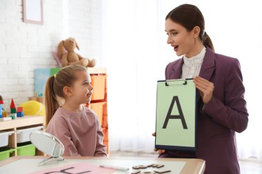 Konuşma terapisti ile küçük kız ofiste çalışan