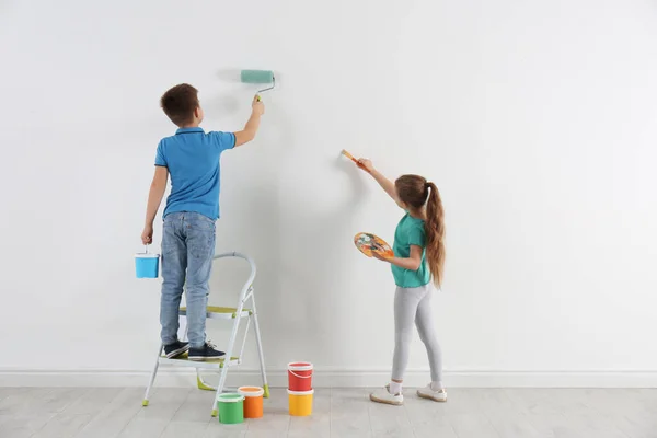 Små Barn Målar Blank Vit Vägg Inomhus — Stockfoto