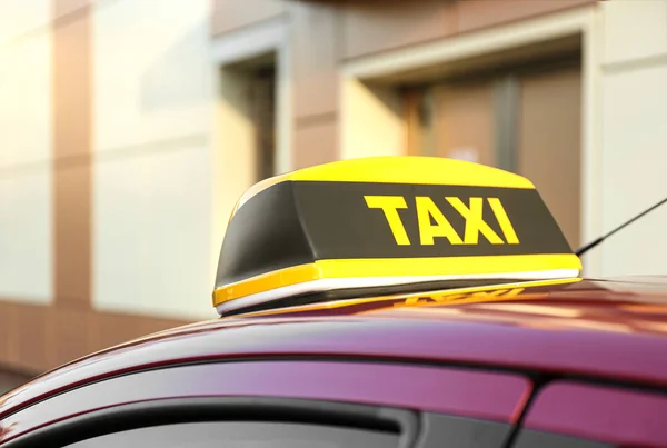 Techo Luz Con Palabra Taxi Coche Aire Libre —  Fotos de Stock