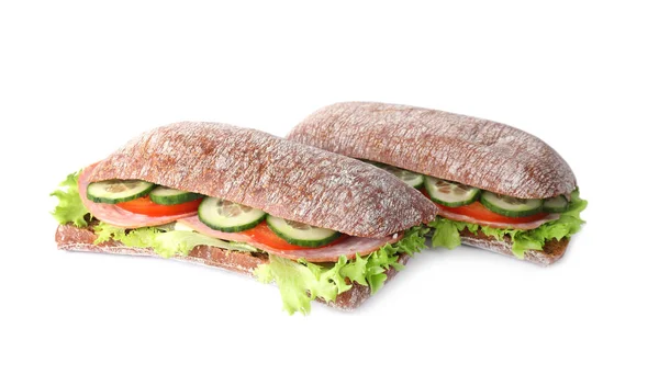 Вкусные сэндвичи с ветчиной, изолированные на белом — стоковое фото