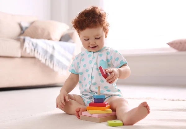 Niedliches kleines Kind spielt zu Hause mit Spielzeug auf dem Boden — Stockfoto
