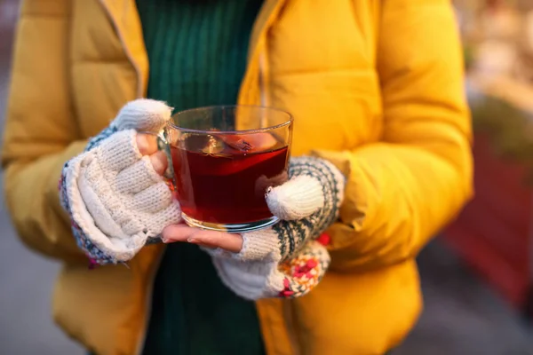 Frau mit Glühwein auf Wintermarkt, Nahaufnahme — Stockfoto