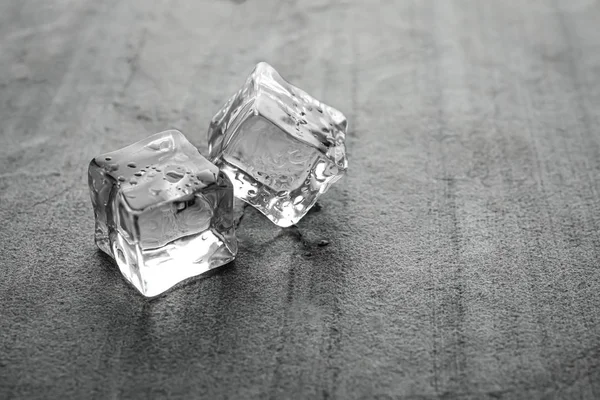 Kristallklare Eiswürfel Mit Wassertropfen Auf Metalloberfläche Raum Für Text — Stockfoto