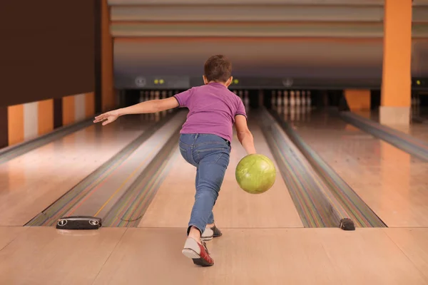 Bowling Kulübünde Top Atan Çocuk — Stok fotoğraf