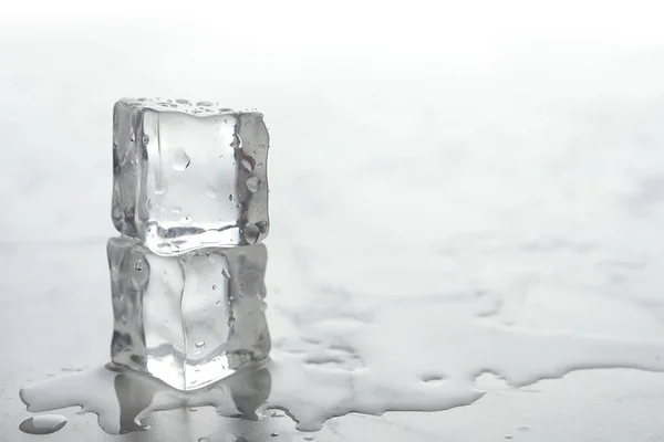 Мокрі Кубики Льоду Білому Столі Крупним Планом Простір Тексту — стокове фото
