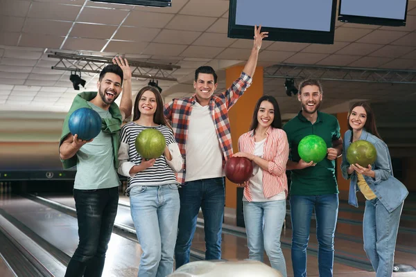 Grupp Vänner Med Bollar Bowlingklubb — Stockfoto