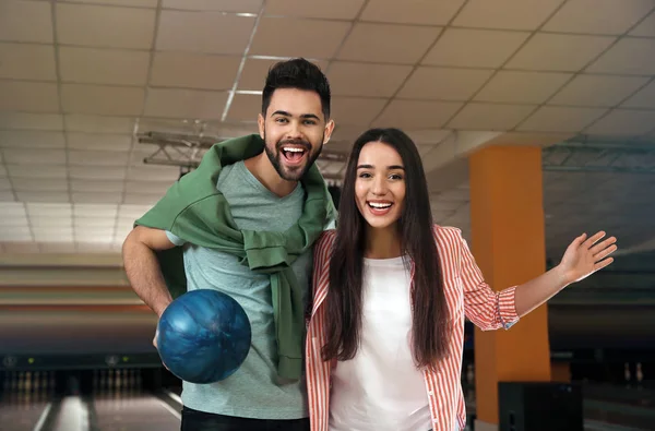 Feliz Pareja Joven Con Pelota Club Bolos — Foto de Stock