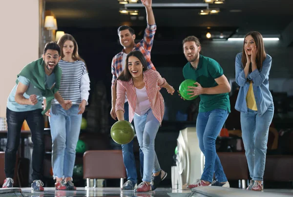 Young Woman Throwing Ball Spending Time Friends Bowling Club — Stock Photo, Image