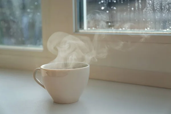 雨天在窗边喝一杯热饮 案文的篇幅 — 图库照片