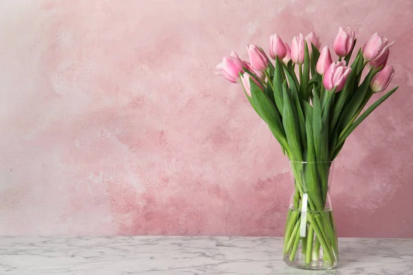 Prachtige roze lente tulpen op marmeren tafel. Ruimte voor tekst — Stockfoto