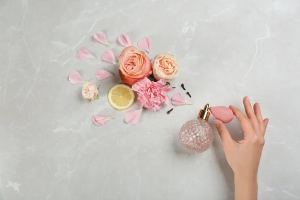 香水の女だ大理石を背景にした香りの構成 花とレモン トップビュー — ストック写真
