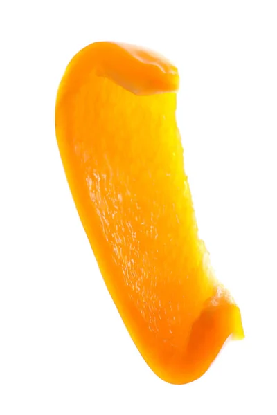 白で単離されたオレンジ色のピーマンのスライス — ストック写真