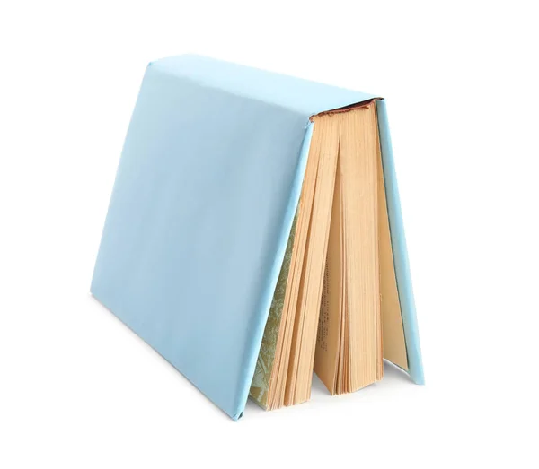 Książka z pustą, jasnoniebieską okładką na białym — Zdjęcie stockowe