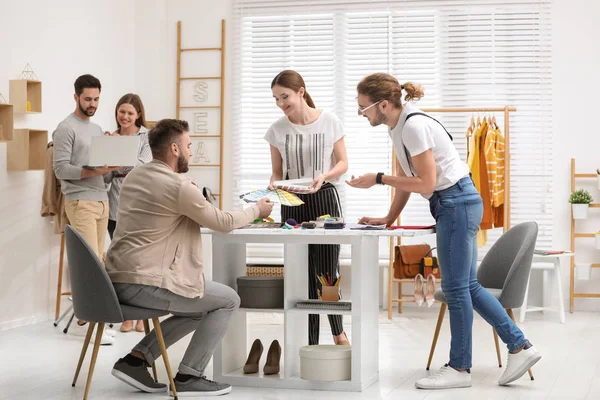 Diseñadores de moda creando ropa nueva en el estudio —  Fotos de Stock