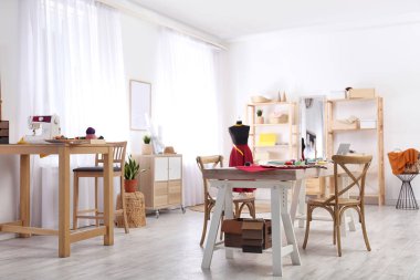 Moda tasarımcısının atölyedeki iş yeri. Yeni kıyafetler oluşturuluyor