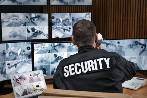 Guardia di sicurezza che parla al telefono sul posto di lavoro — Foto Stock