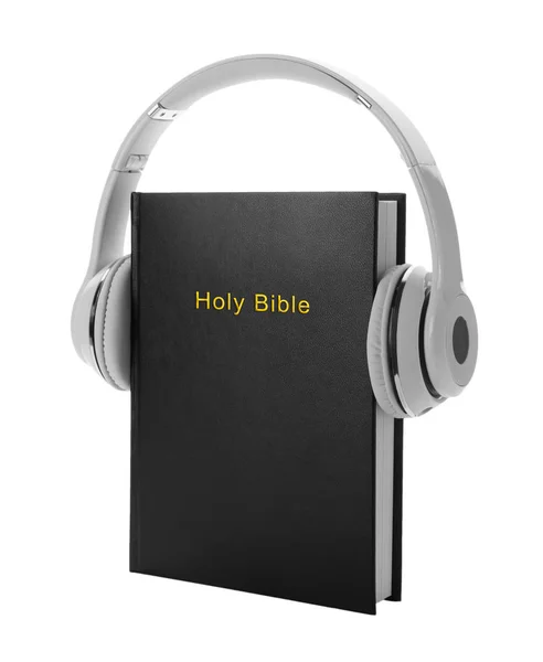 Bibeln och hörlurar på vit bakgrund. Religiös ljudbok — Stockfoto