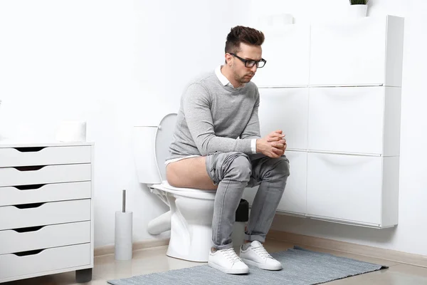 Homem Perturbado Sentado Vaso Sanitário Banheiro — Fotografia de Stock