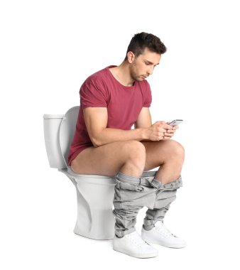 Akıllı telefonu olan bir adam klozetin üzerinde oturuyor, beyaz arka plan.