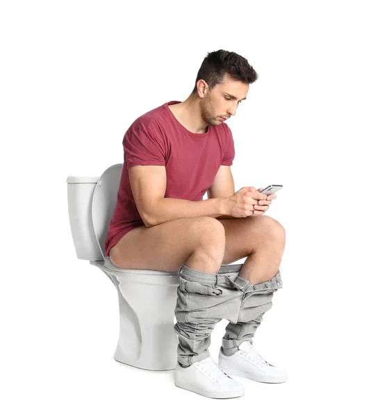 Homme Avec Smartphone Assis Sur Bol Toilette Fond Blanc — Photo