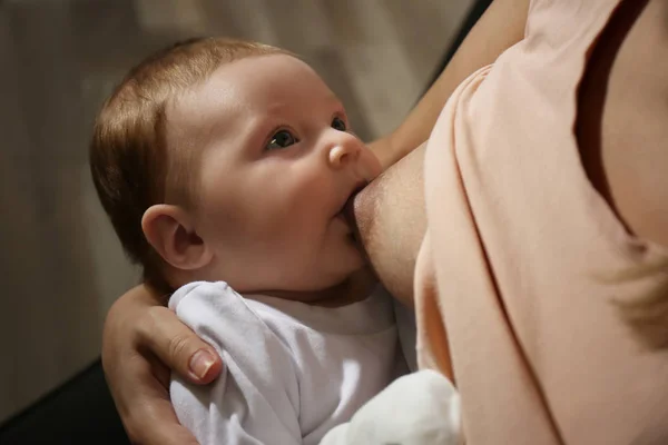 Jonge Vrouw Borstvoeding Haar Kleine Baby Thuis Close — Stockfoto
