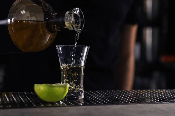 Barkeeper Gießt Mexikanischen Tequila Schnapsglas Auf Der Theke Nahaufnahme Raum — Stockfoto