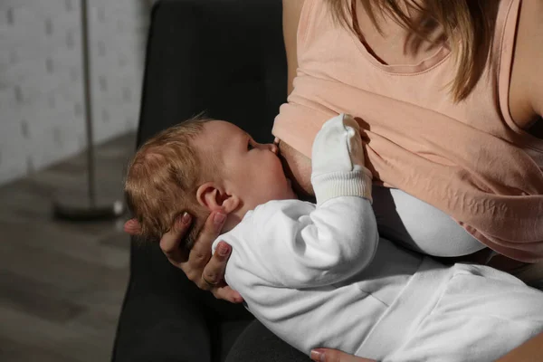 Jonge Vrouw Borstvoeding Haar Kleine Baby Thuis Close — Stockfoto