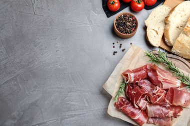Lezzetli prosciutto gri masada, düz yerde. Metin için boşluk