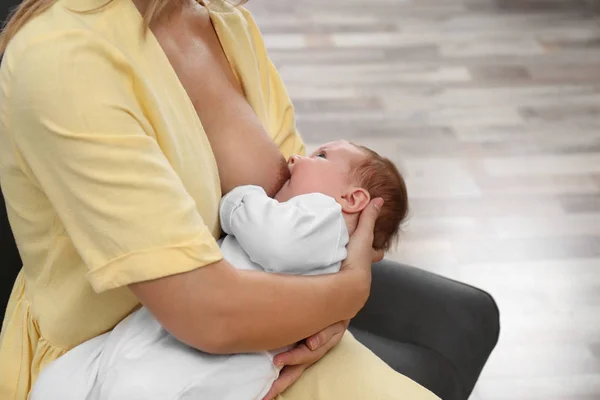 Jonge Vrouw Borstvoeding Haar Kleine Baby Thuis Close — Stockfoto