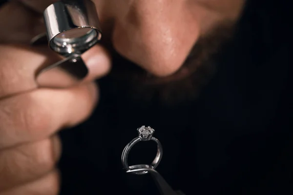 Professionele Juwelier Werkt Met Ring Close View — Stockfoto