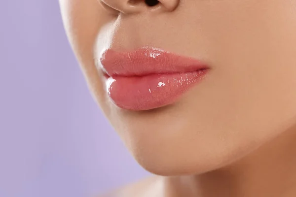 Junge Frau Mit Schönen Vollen Lippen Auf Fliederfarbenem Hintergrund Nahaufnahme — Stockfoto
