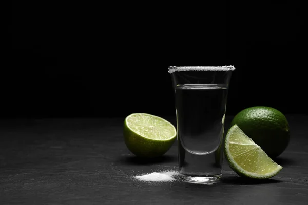 Tequila Mexicano Con Sal Lima Sobre Mesa Negra Espacio Para —  Fotos de Stock