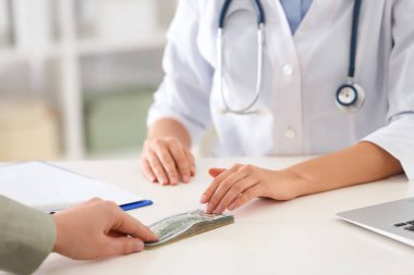 Hasta klinikteki doktora rüşvet veriyor, yakın plan. Yozlaşmış tıp