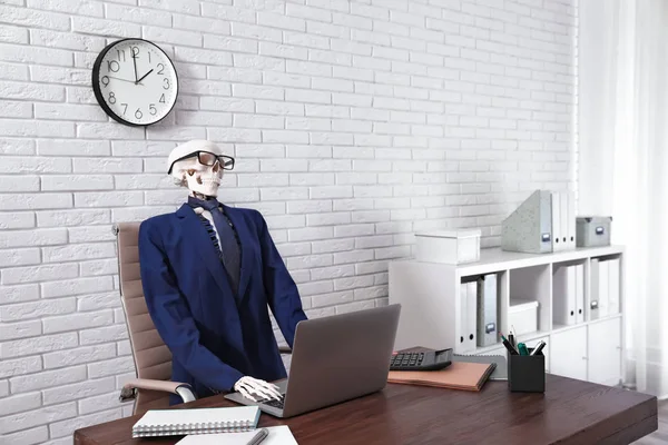 Esqueleto Humano Terno Usando Laptop Mesa Escritório — Fotografia de Stock