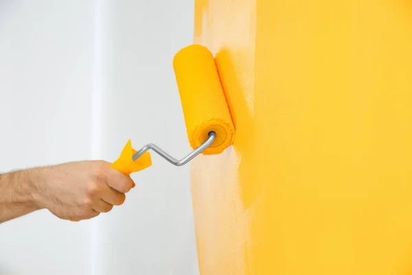 Mann Bemalt Weiße Wand Mit Gelbem Farbstoff Nahaufnahme Innenrenovierung — Stockfoto