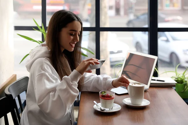 Jonge Blogger Maakt Foto Van Dessert Aan Tafel Café — Stockfoto