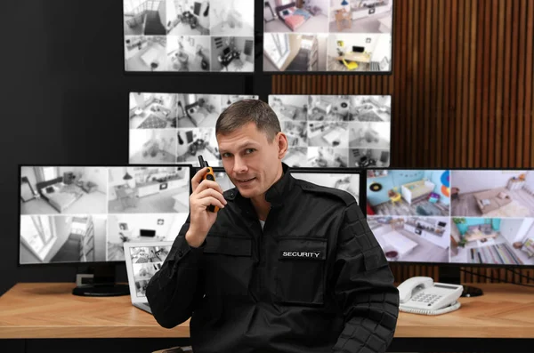 Biztonsági őr hordozható adóvevővel a munkahelyen az irodában — Stock Fotó