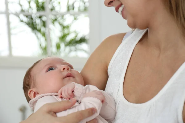 Jonge Vrouw Met Haar Kleine Baby Rusten Borstvoeding Thuis Close — Stockfoto
