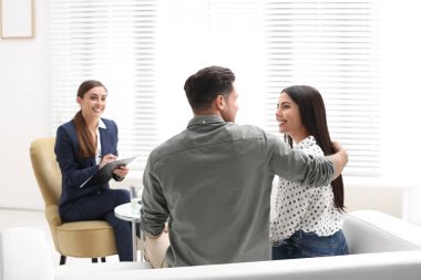 Ofiste bir çiftle çalışan profesyonel psikolog.