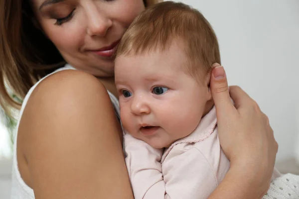 Mladá Žena Svým Malým Dítětem Odpočívá Kojení Doma Detailní Záběr — Stock fotografie