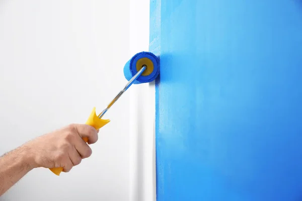 Mann Bemalt Weiße Wand Mit Blauem Farbstoff Nahaufnahme Innenrenovierung — Stockfoto