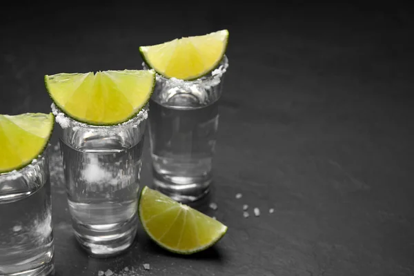 Tequila Mexicana Rodajas Lima Sal Sobre Mesa Negra Espacio Para —  Fotos de Stock